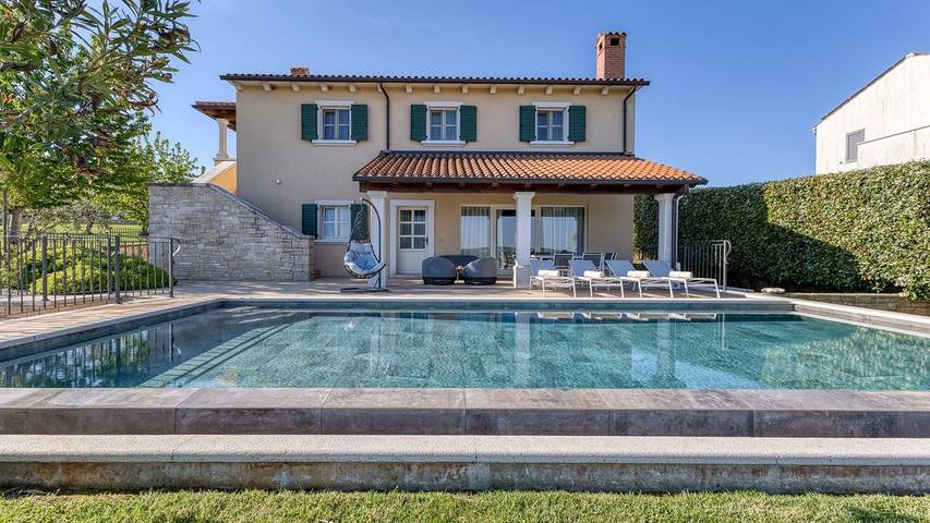 Villa pour 8 personnes, avec balcon ainsi que jardin et piscine à Selina