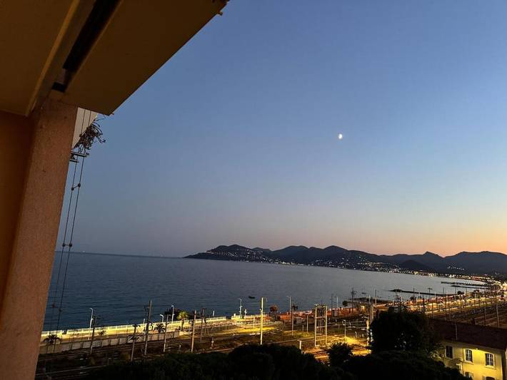 Gîte pour 4 personnes, avec terrasse ainsi que vue et piscine, animaux acceptés dans Office De Tourisme Cannes La Bocca - 4