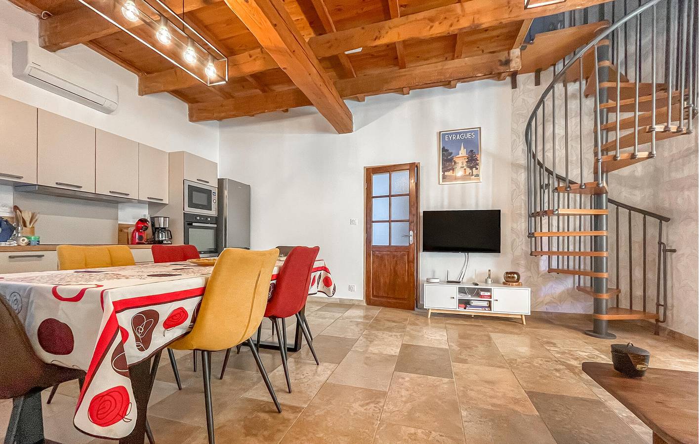 Gemütliches City Center Apartment mit Terrasse & Parkplatz in Eyragues, Arles und Umgebung