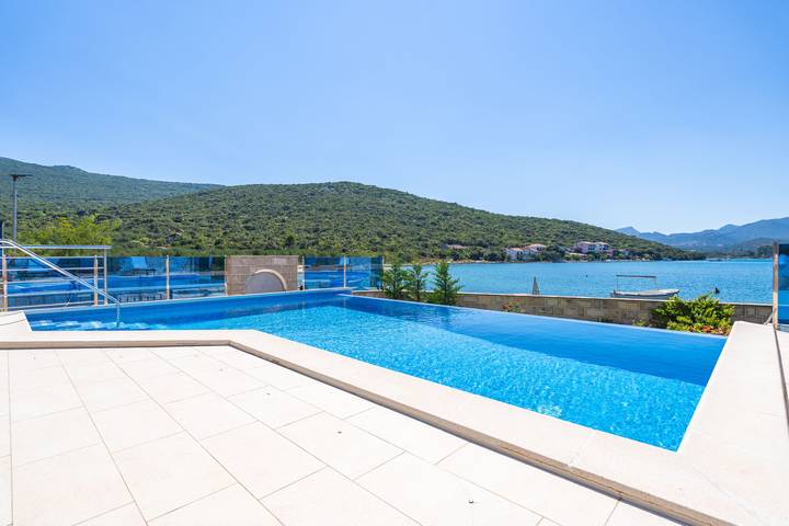 Ganze Wohnung, Beachfront Apartment house Hon with heated pool in Dubrovnik-Neretva