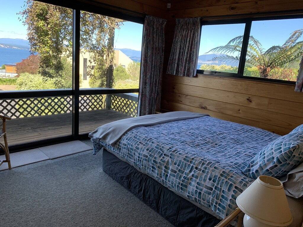 Linga-Longa Lakeside Retreat in Taupo District