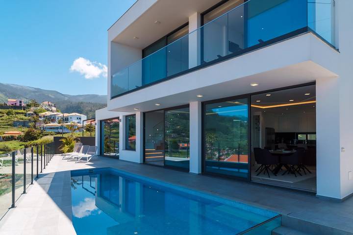 Ferienhaus für 6 Personen, mit Balkon und Terrasse sowie Garten und Pool