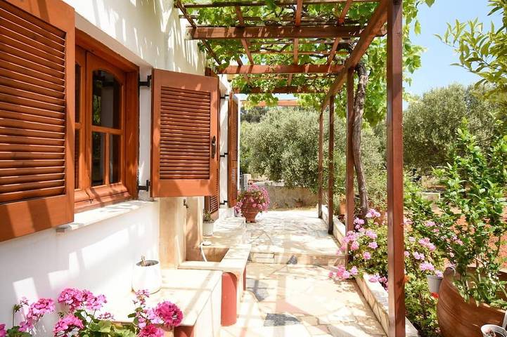 Villa für 4 Personen, mit Balkon und Garten in Agios Nikolaos