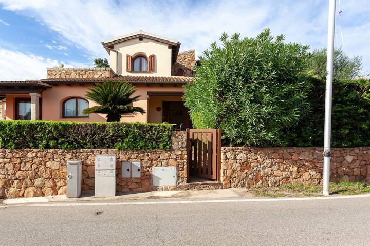 Gîte pour 2 personnes, avec jardin à Monte Petrosu - 4