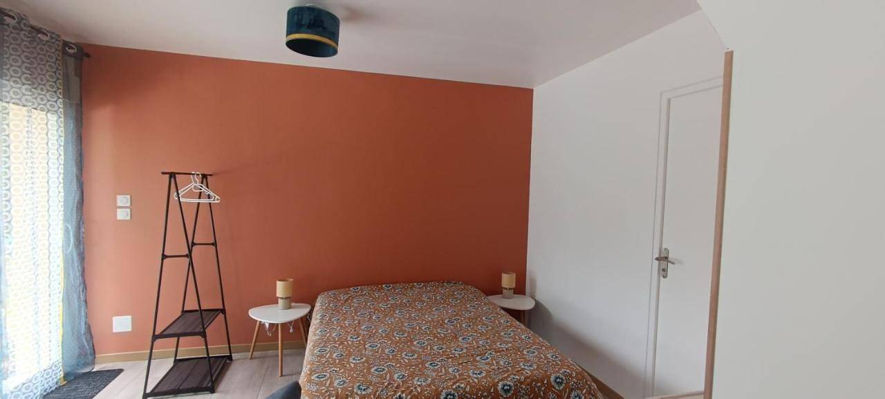 Appartement de vacances entier, Chambre indépendante avec Sdb in Parigné-l'Évêque, Sarthe