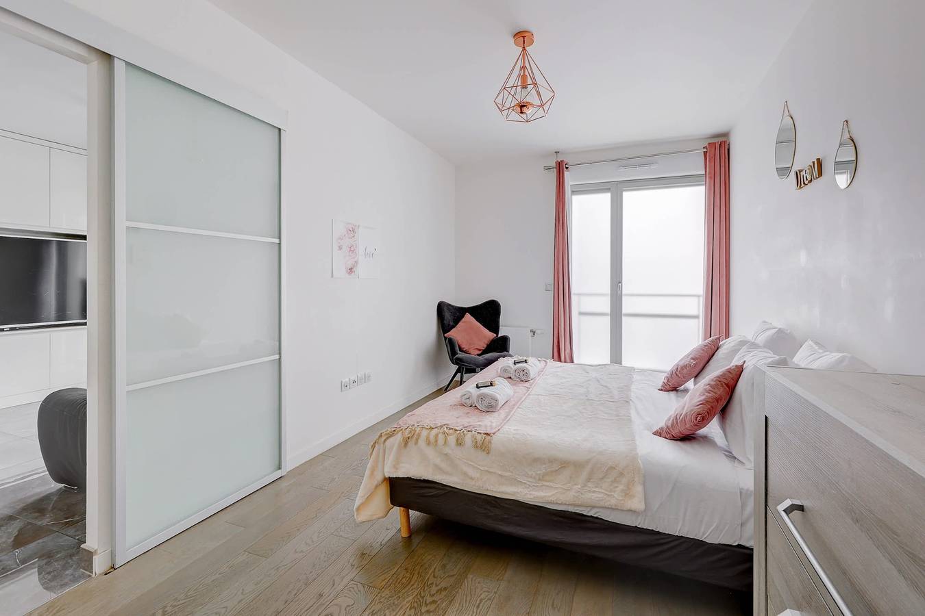 Apartamento entero, Lumiere aux buttes chaumont in París, Isla de Francia