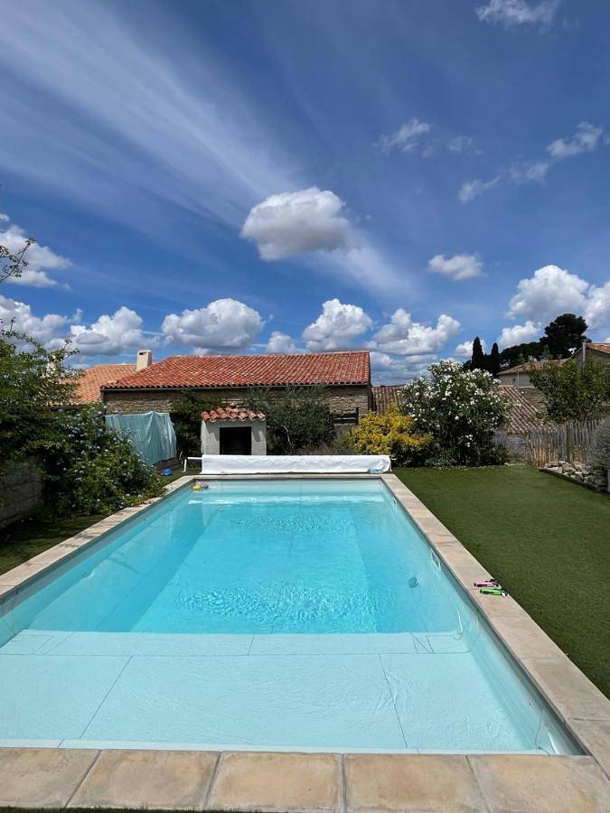 Location de vacances pour 5 personnes, avec Terrasse et Jardin ainsi que Piscine et Vue à Couffoulens