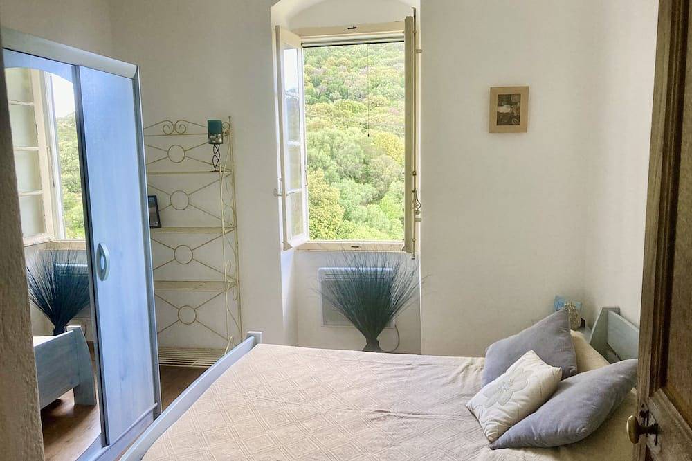 Appartement entier, Appart maison typique corse,vue mer et montagne,jardin,parking privé,plages 5 mn in Rogliano, Cap Corse