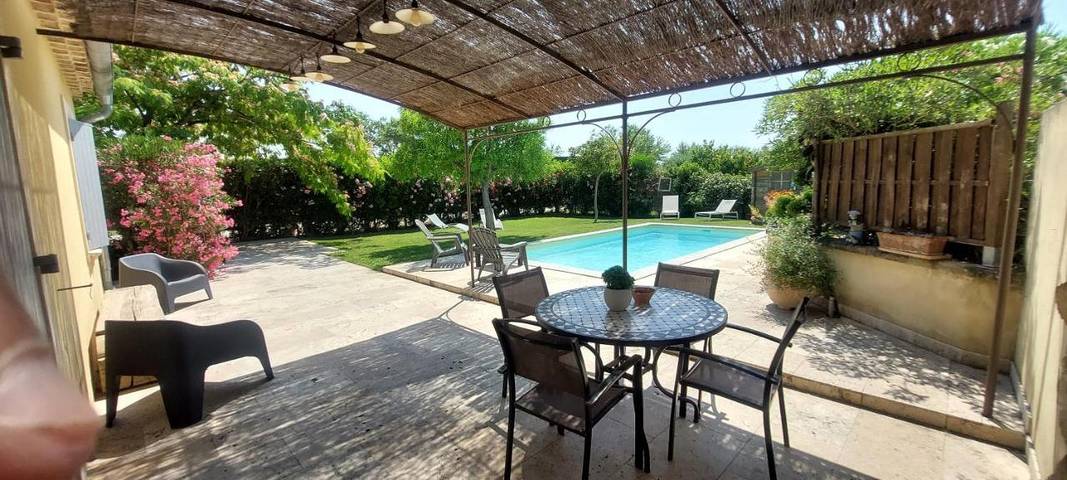 Location de vacances pour 5 personnes, avec piscine et jardin à Courthézon