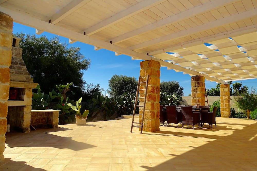 Stylish villa with beautiful views from the roof terrace over olive groves to the sea in Specchiarica, Manduria