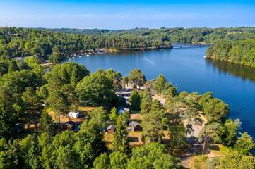 Camping pour 2 personnes, avec terrasse ainsi que piscine et vue dans le Limousin