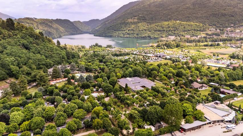 Camping per 4 persone, con piscina e terrazza, con animali domestici in 