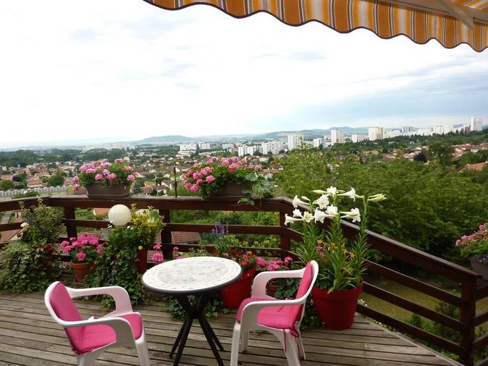 Gîte pour 2 personnes, avec Terrasse ainsi que Jardin et Vue à Cébazat