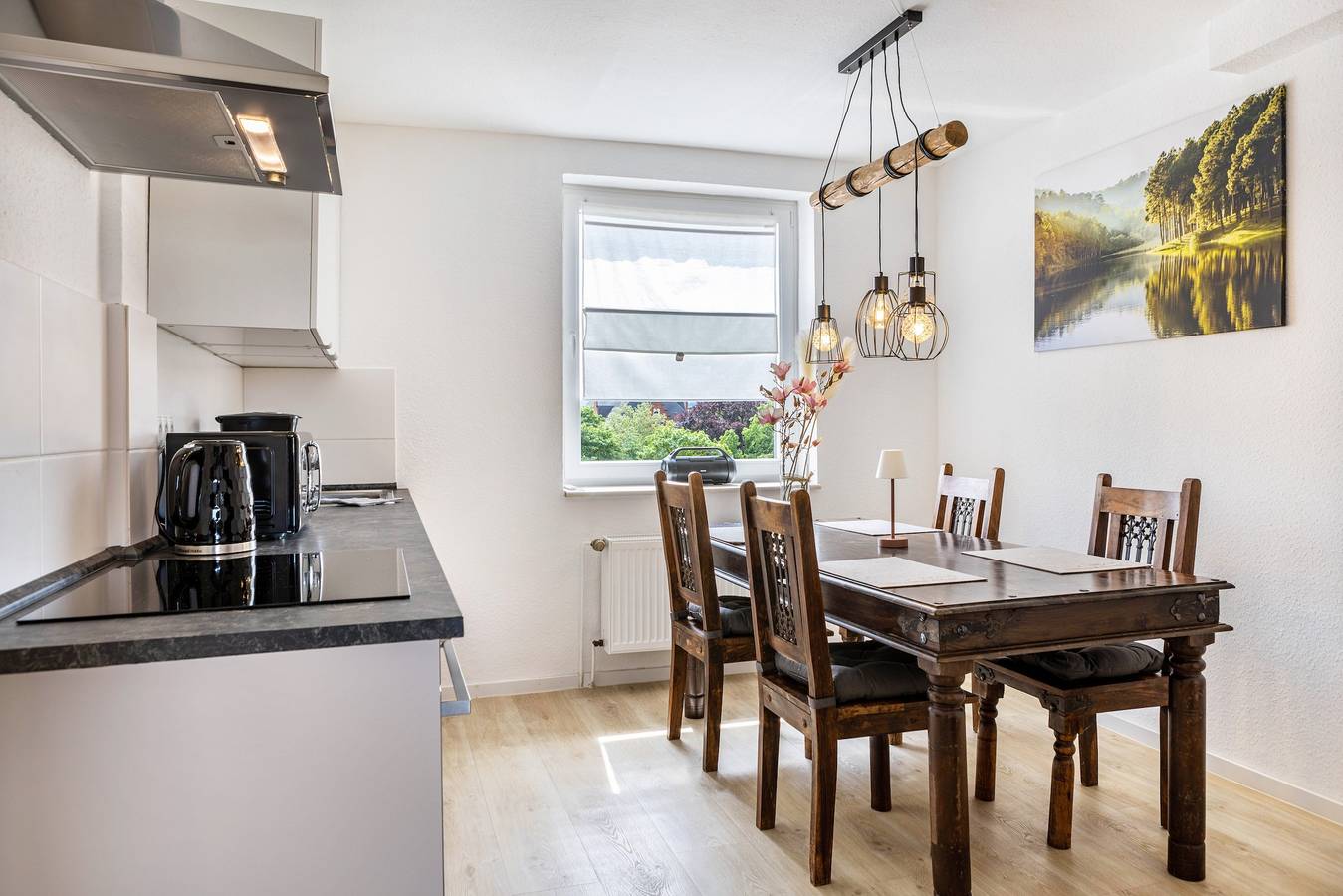 Ganze Wohnung, Ferienwohnung 'Grimms Suite' mit Balkon, Wi-Fi und Klimaanlage in Kassel, Hessisches Bergland