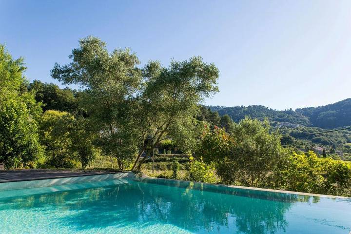 Location de vacances pour 12 personnes, avec terrasse ainsi que jardin et piscine à Rocher - 4