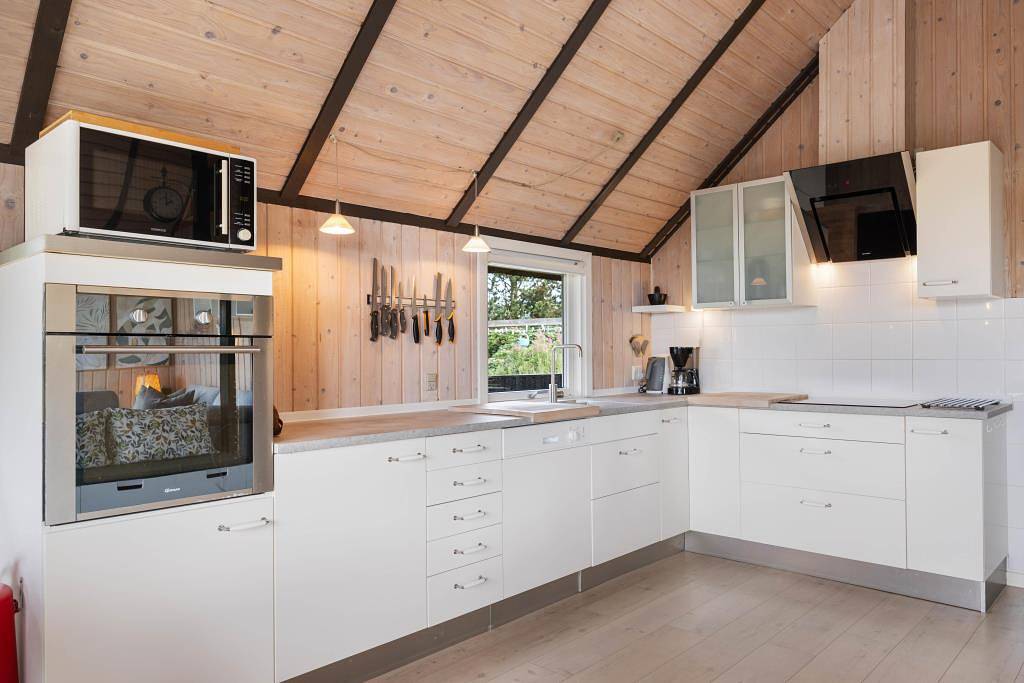 Cosy thatched holiday home for 4 people with hot tub in Nørre Lyngvig, Hvide Sande