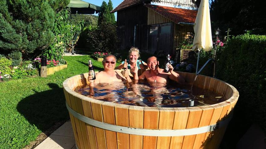 Ferienwohnung für 3 Personen, mit Ausblick und Pool sowie Sauna und Garten