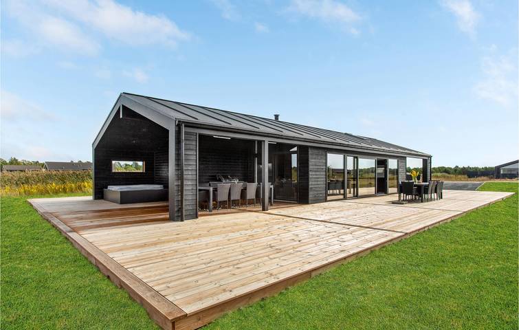 Feriehus for 10 personer, med Terrasse og Hage i Jerup