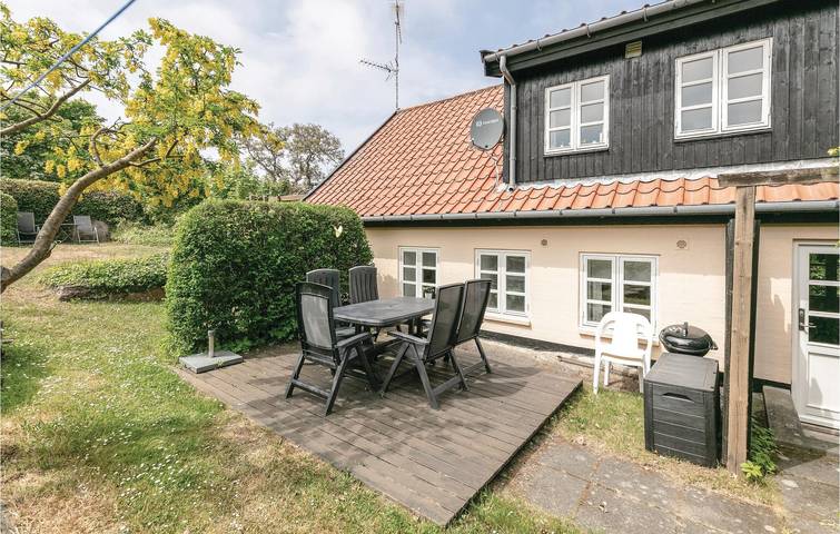 Ferielejlighed for 5 personer, med have og pool samt terrasse i Sandvig