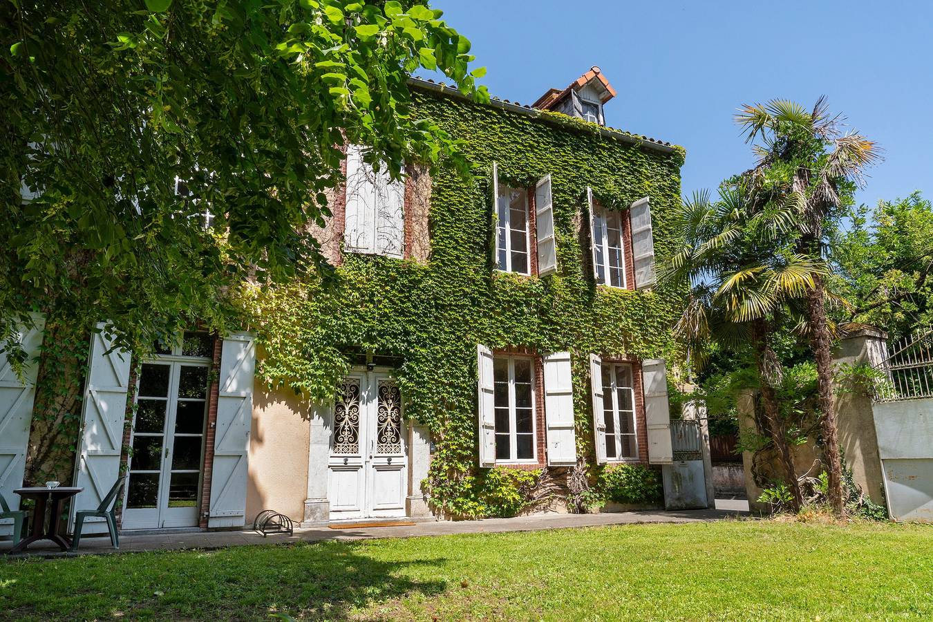 Room "Room 4" with Shared Terrace, Communal Garden and Wi-Fi in Vic-en-Bigorre, Hautes-Pyrénées