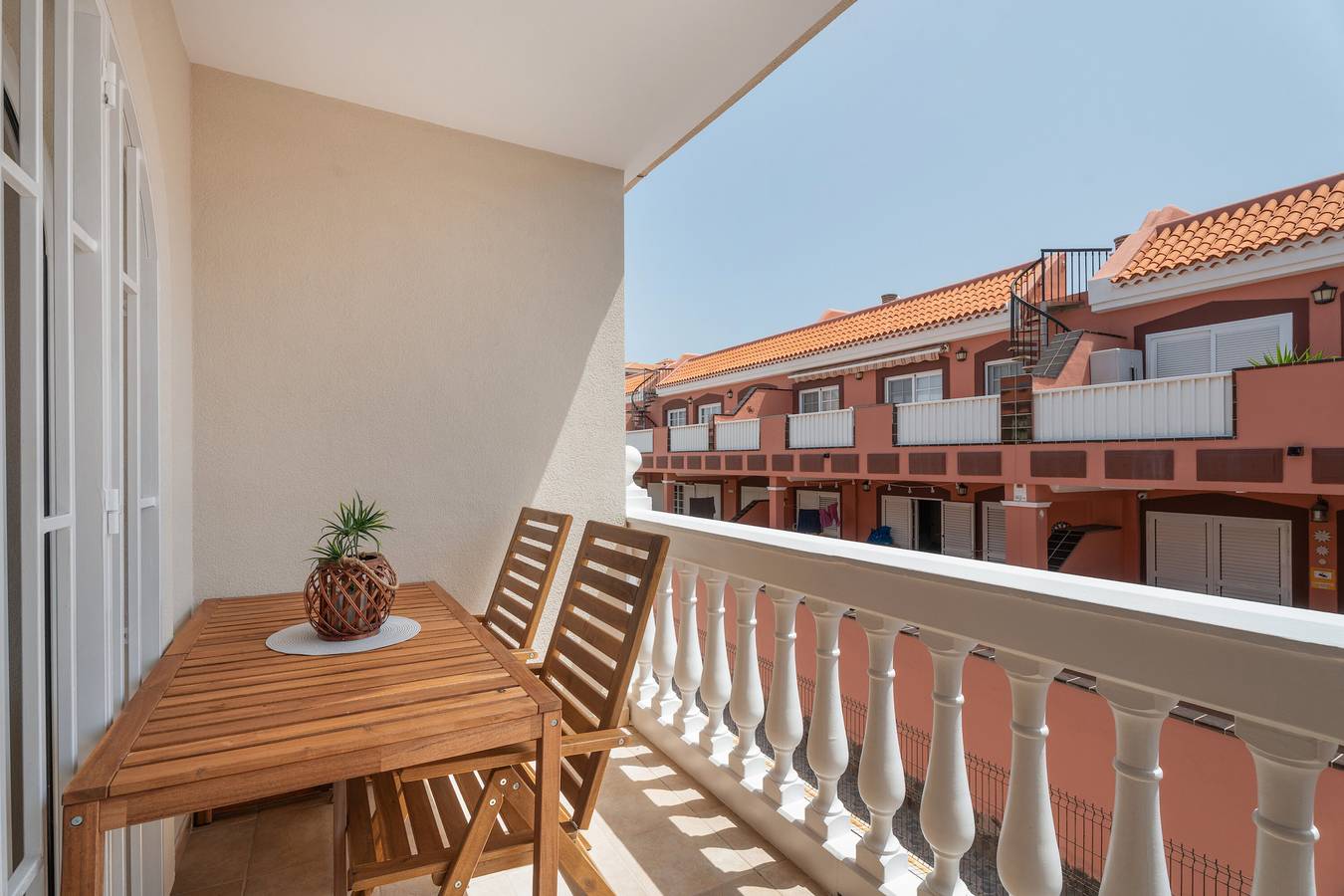 Entire studio, Vacation Studio 'Carolina 207' with Mountain View, Wi-Fi and Air Conditioning in Costa del Silencio, Arona