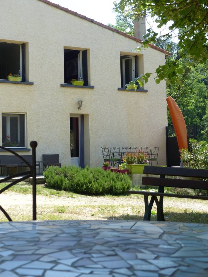 Gîte pour 8 personnes, avec jardin et terrasse à Montvendre
