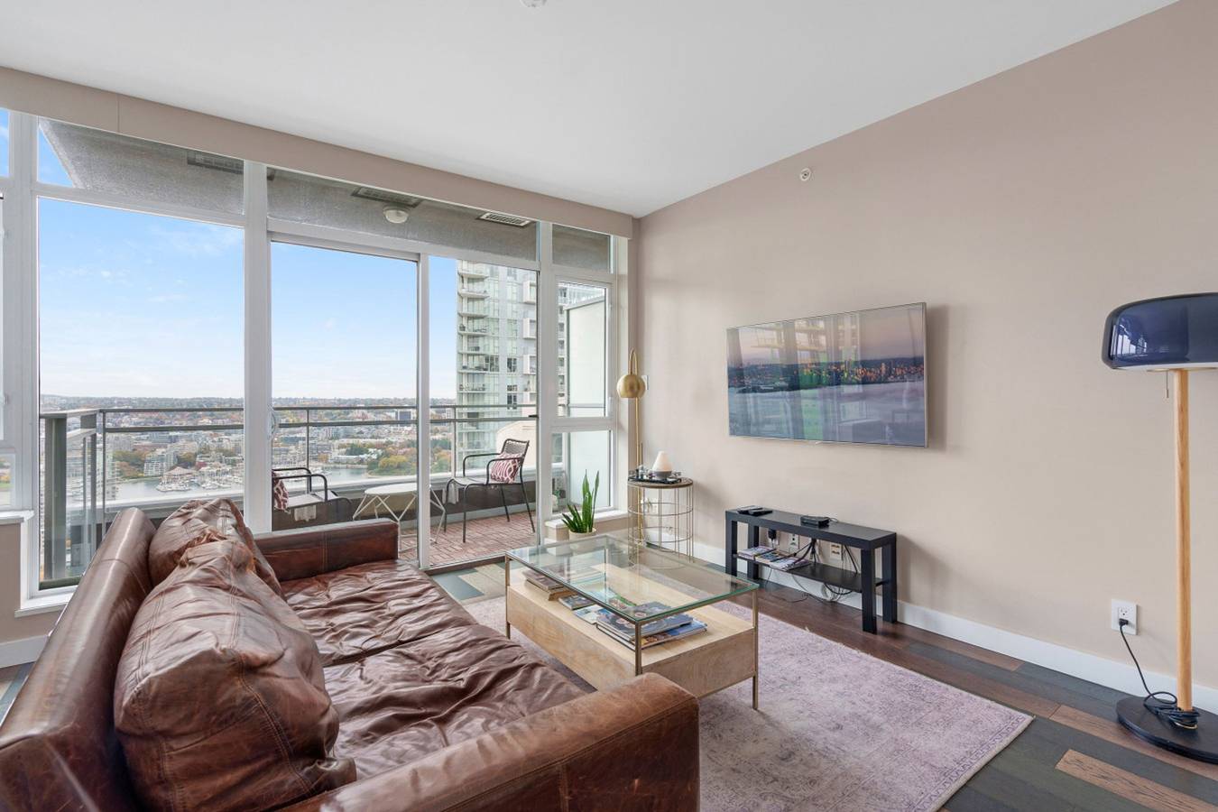 Apartamento entero, Skyline 1Br Condo | Parking, Workspace & Balcony in Vancouver, Columbia Británica
