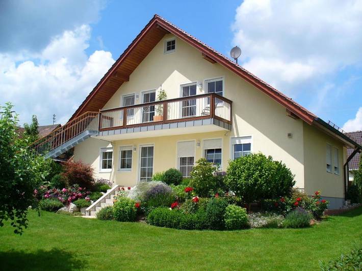 Ferienwohnung für 5 Personen, mit Balkon und Terrasse sowie Garten und Ausblick in Offingen