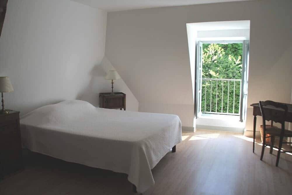 Entire apartment, Le Haut Perché, charming gîte in the castle of Saint Gervais in Saint-Gervais-la-Forêt, Blois region