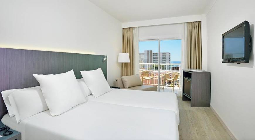 Hôtel pour 3 personnes, avec vue ainsi que piscine et jardin à Magaluf - 2