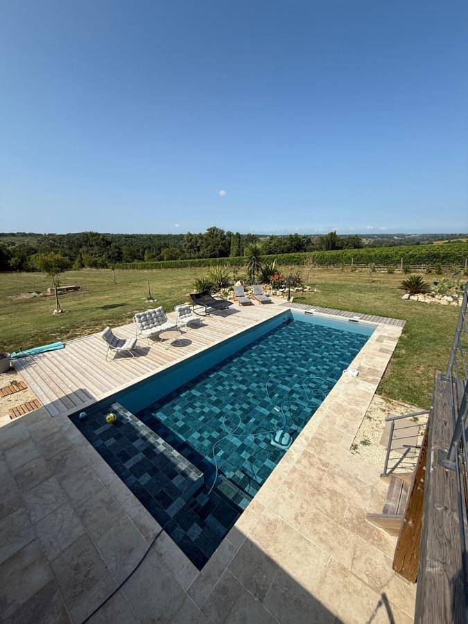 Location de vacances pour 5 personnes, avec jardin et piscine ainsi que vue et terrasse, animaux acceptés à Saint-Vivien-de-Monségur