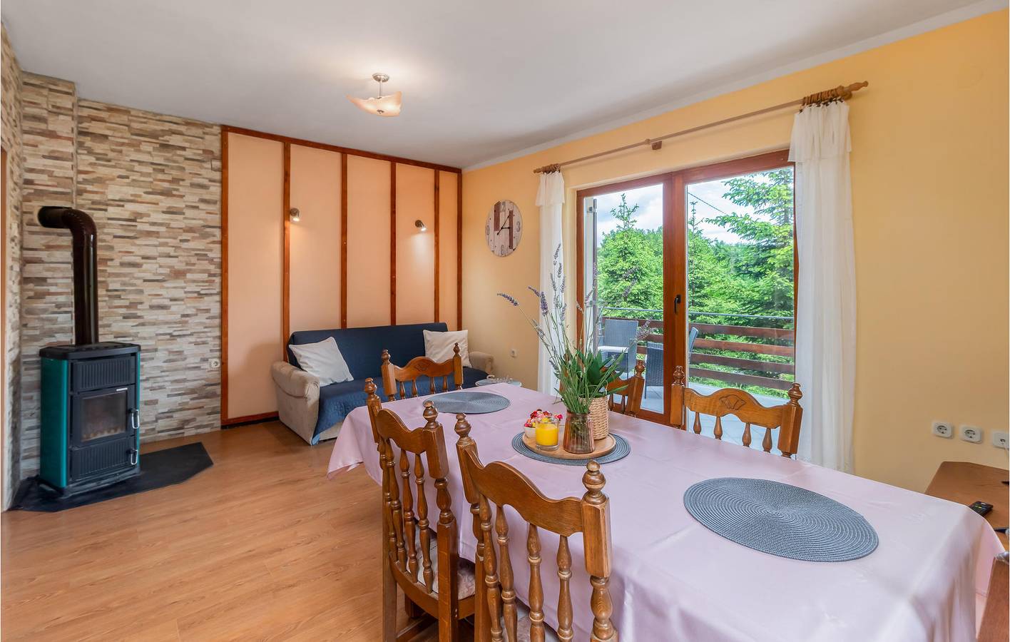 Gemütliche 1-Zimmer-Wohnung mit Terrasse und Parkplatz in Delnice, Primorje-Gorski Kotar