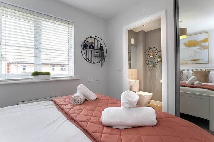 Modern-Wohnstätte-Ensuite mit Dusche-Strassenblick in Cheltenham, Gloucestershire
