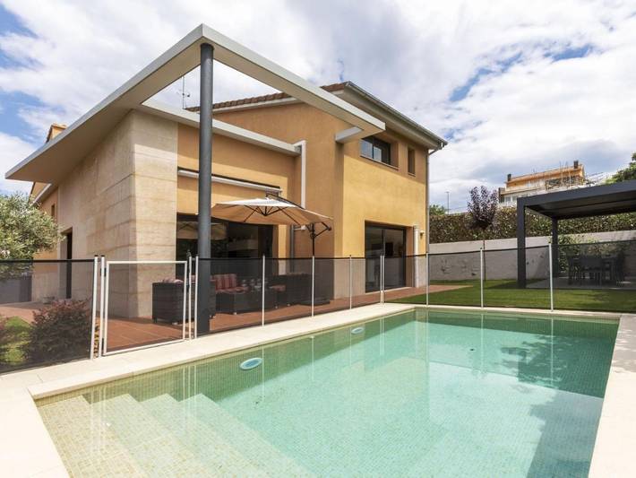 Apartamento para 7 personas, con Terraza además de Jardín y Piscina en Olot