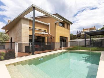 Gîte pour 7 personnes, avec terrasse ainsi que jardin et piscine à Olot