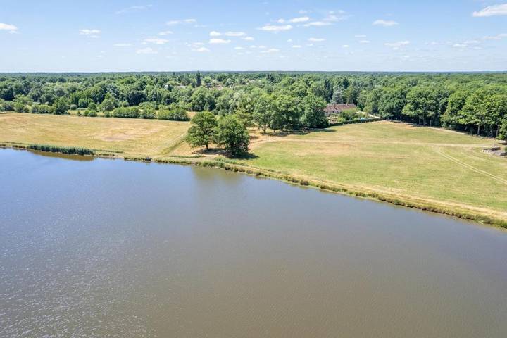 Maison de vacances pour 15 personnes, avec vue sur le lac ainsi que jardin et piscine, animaux acceptés