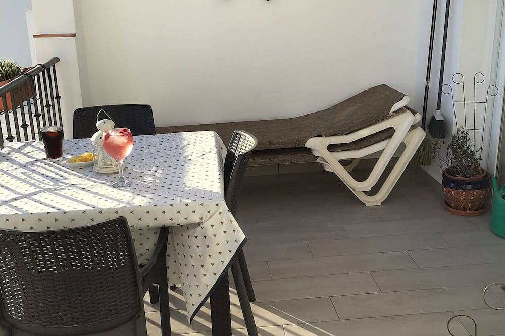 Entire apartment, Beautifully appointed 2 bed apartment. in Playa de Burriana, Nerja