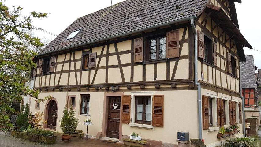 Gîte pour 4 personnes, avec vue ainsi que jardin et piscine à Langensoultzbach