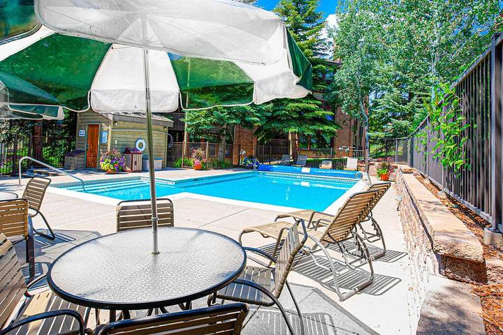 Vacation rental for 8 people, with pool and balcony as well as hot tub in Steamboat Springs