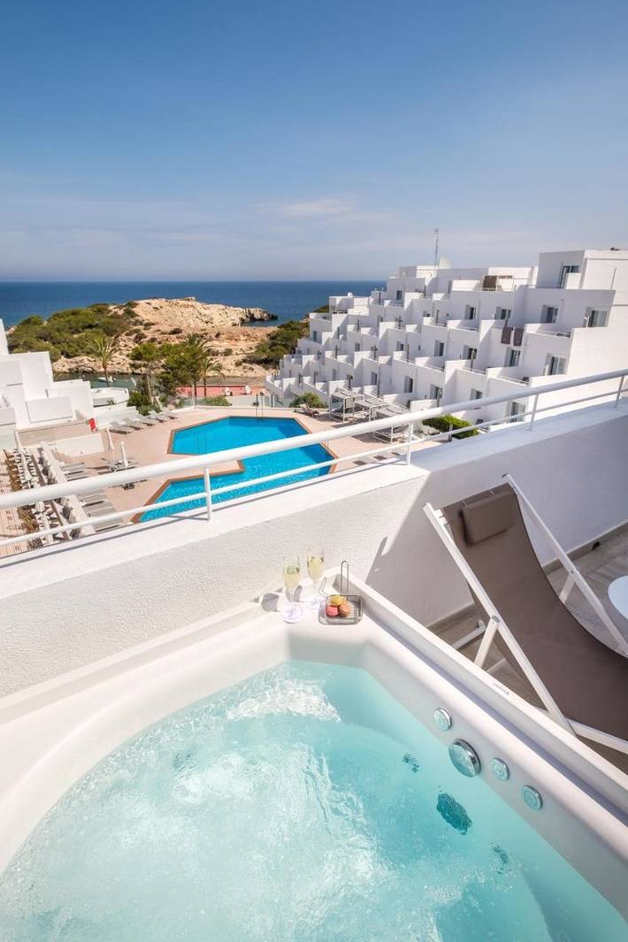 Hôtel pour 2 personnes, avec vue ainsi que terrasse et piscine dans Portinatx - 2
