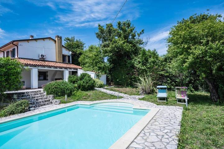 Casa vacanza per 8 persone, con Balcone e Terrazza nonché Giardino e Piscina a Coriano