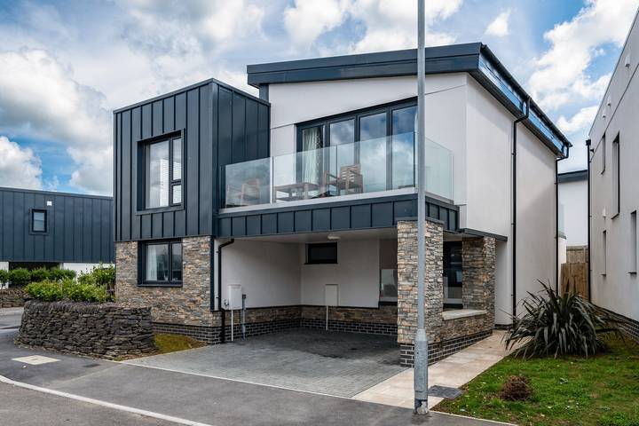 Holiday home for 8 people, with garden and balcony, with pets in Perranporth