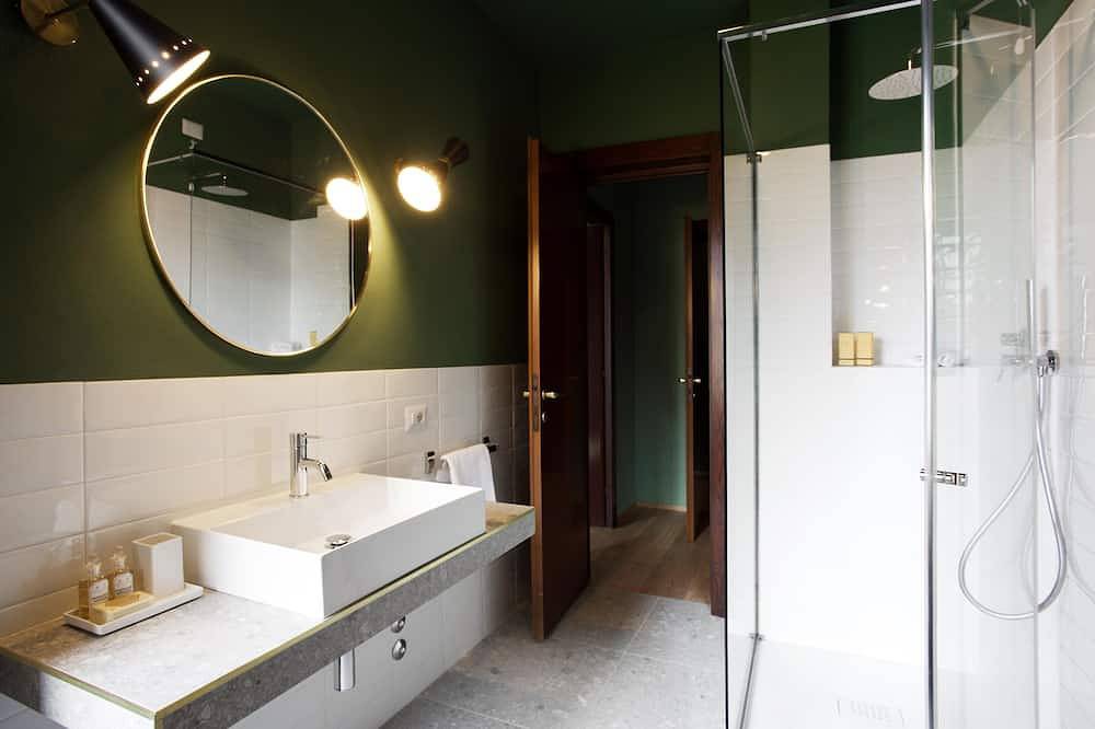 Hel lejlighed, Suite \"Anguilla\" at 2 steps from the lake with panoramic view. Lounge bar and swimming pool in Riva (Faggeto Lario), Faggeto Lario