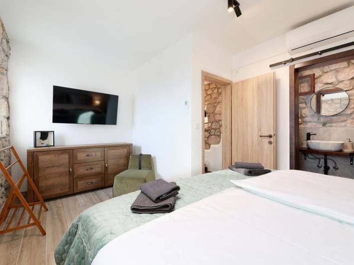 Ferienhaus für 6 Personen, mit Pool in Prizna