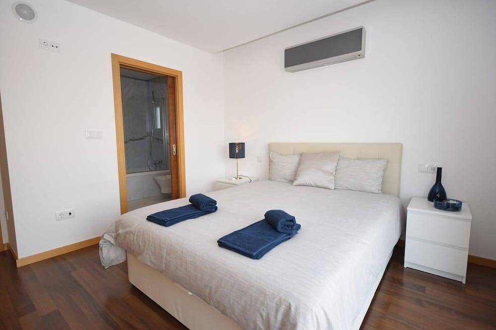 Holiday Home near São Martinho Beach in Salir do Porto, Tornada e Salir do Porto