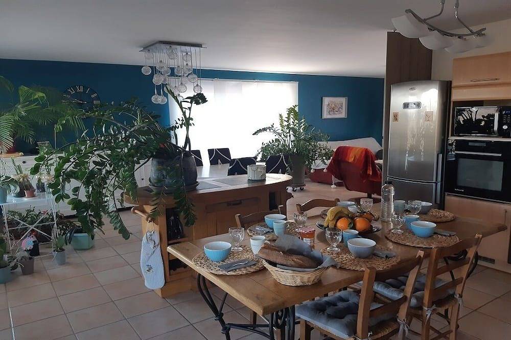House with swimming pool, at the foot of the vines, for family and friends. in Rabastens, Región de Albi