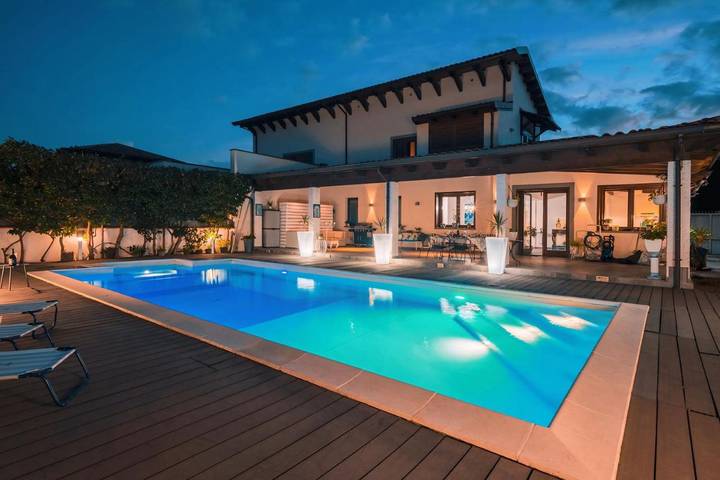 Villa für 8 Personen, mit Balkon und Whirlpool sowie Terrasse und Garten