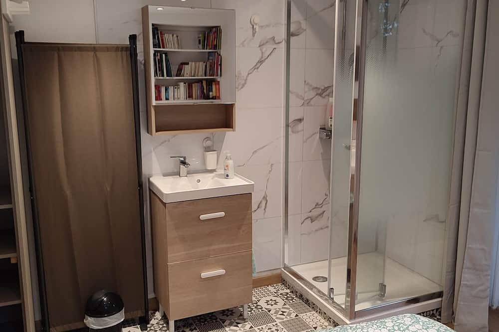 Bedroom with bathroom in Argenteuil, Val-d'Oise