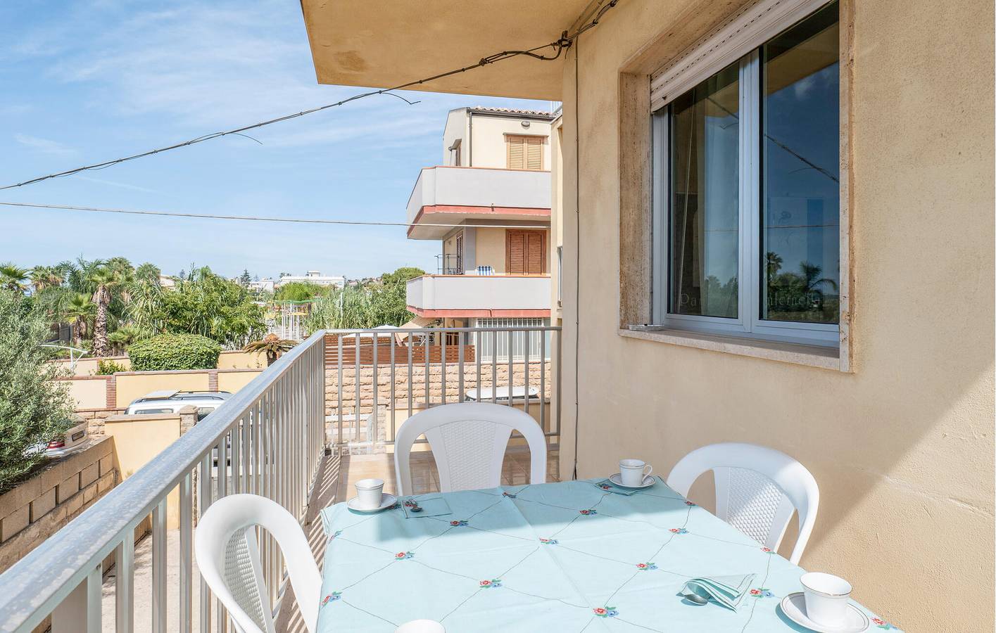 Ganze Ferienwohnung, Appartement mit Meerblick, Terrasse, WiFi & AC - 100m zur Spiaggia Donnalucata in Scicli, Ragusa Provinz