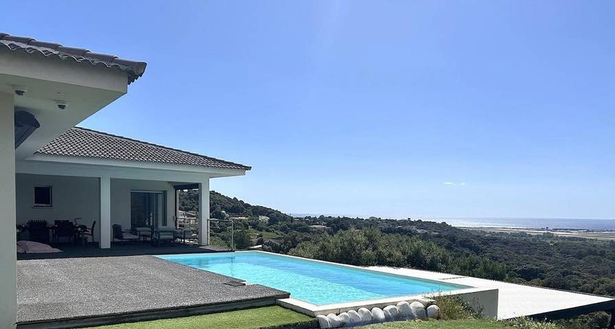 Villa pour 8 personnes, avec piscine et jardin ainsi que terrasse et vue